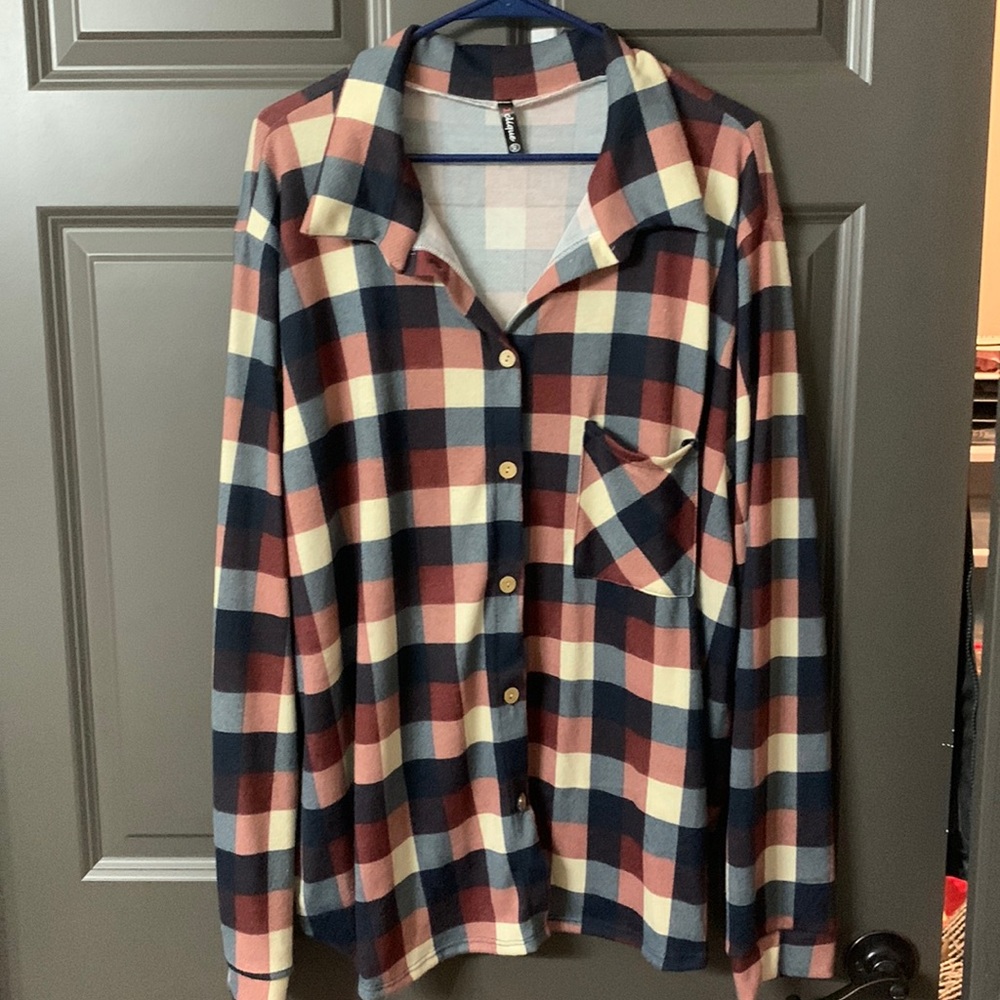 I’d say it’s a flannel but the material is much better. I wore 1x lost weight!!